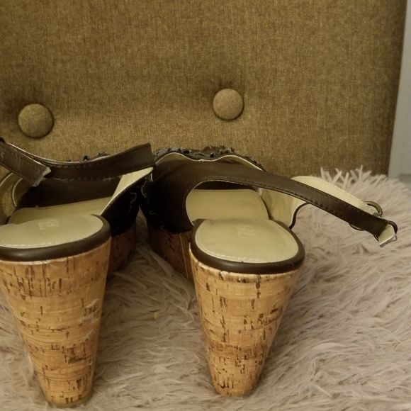 Shoes - Picture 3 of 4